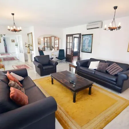 Large 7 Bedroom In Sierrrezuela Heated Pool Вилла *