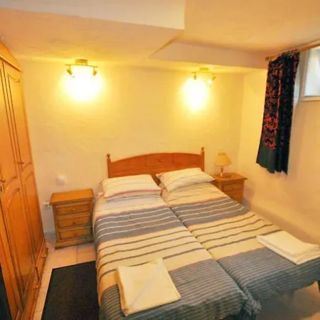 Large 7 Bedroom In Sierrrezuela Heated Pool Вилла