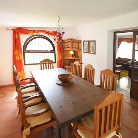 Вилла Large 7 Bedroom In Sierrrezuela Heated Pool